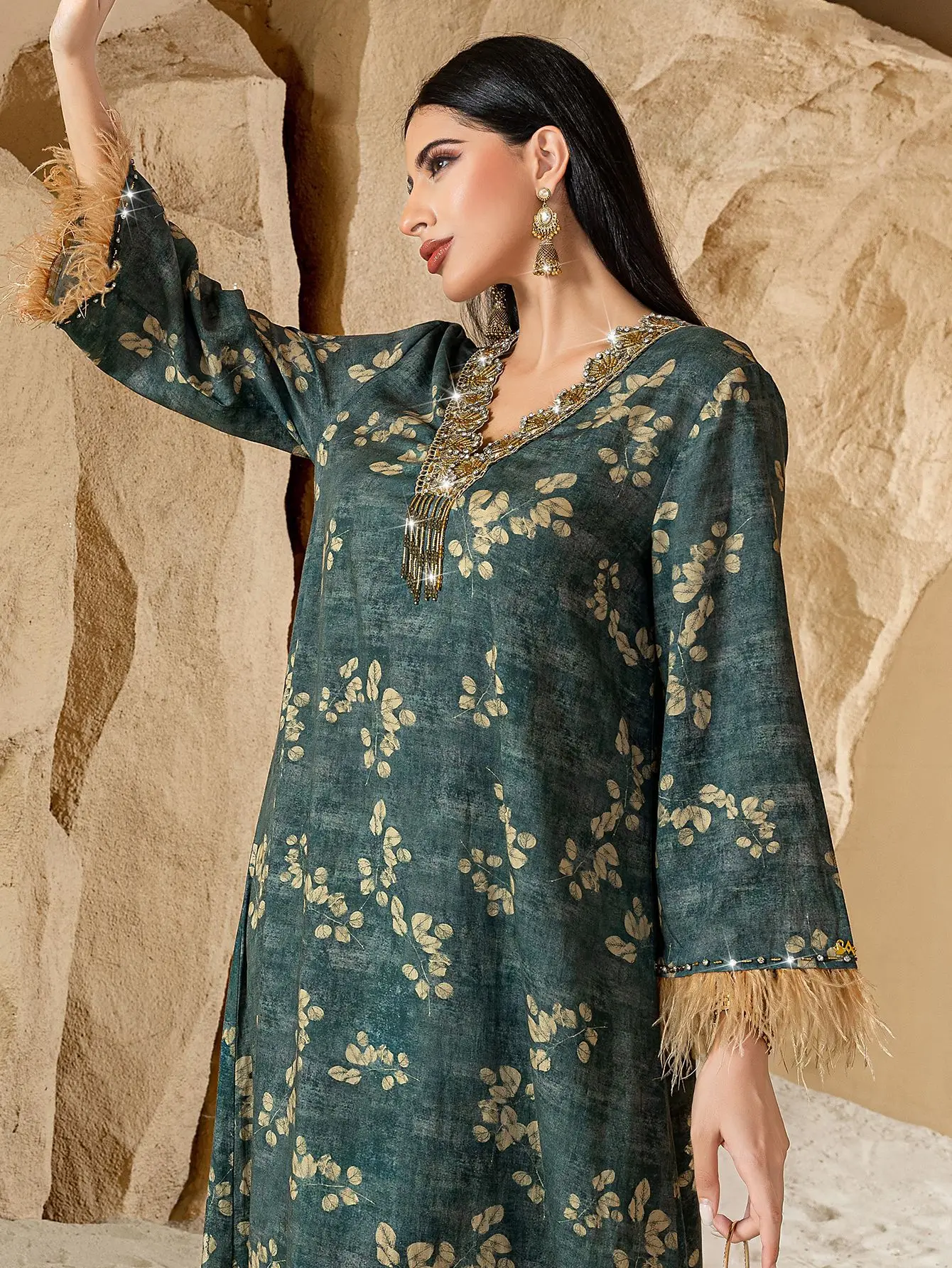 Muslim women's clothing with Arabic retro print V-neck long skirt, feather cuffs, diamond embellishments, vacation style robe
Muslim women's clothing with Arabic retro print V-neck long skirt, feather cuffs, diamond embellishments, vacation style robe