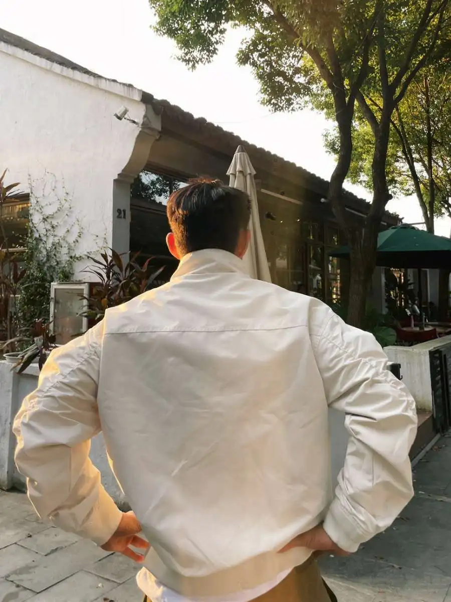 Мужская осенняя куртка в американском стиле с воротником-стойкой, цветная, для активного отдыха, модная верхняя одежда свободного кроя из смесового хлопка с полиуретаном
Мужская осенняя куртка в американском стиле с воротником-стойкой, цветная, для активного отдыха, модная верхняя одежда свободного кроя из смесового хлопка с полиуретаном