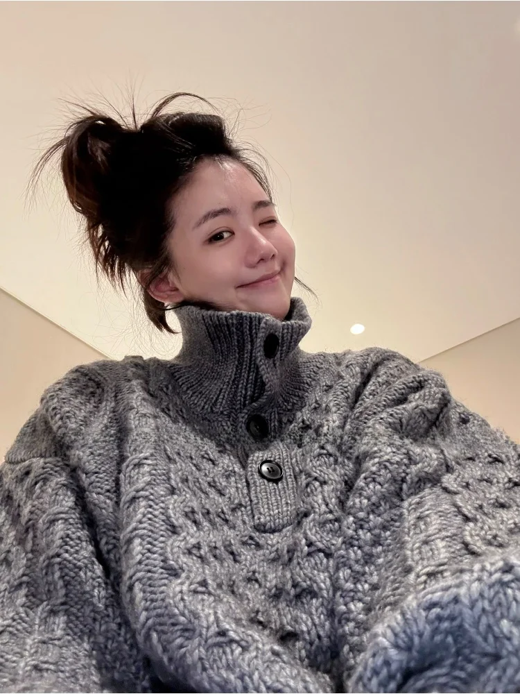 PEACHZHOU Wool Blend Twist Loose f Button Stand Collar Casual Loose High-End Feeling Sweater Comfortable Warm Faionable
PEACHZHOU Wool Blend Twist Loose f Button Stand Collar Casual Loose High-End Feeling Sweater Comfortable Warm Faionable