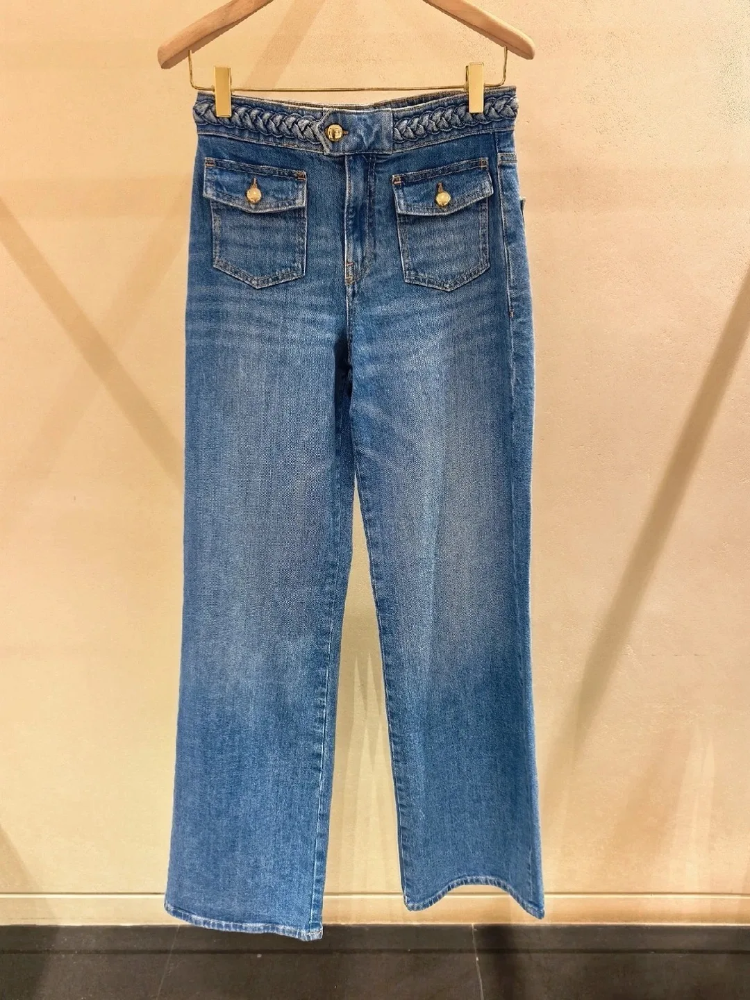 Spring Summer 2026 High Waist Straight Leg Blue Washed Denim Jeans Fashionable Knitted Waist Head Slimming Ladies Trousers
Spring Summer 2026 High Waist Straight Leg Blue Washed Denim Jeans Fashionable Knitted Waist Head Slimming Ladies Trousers