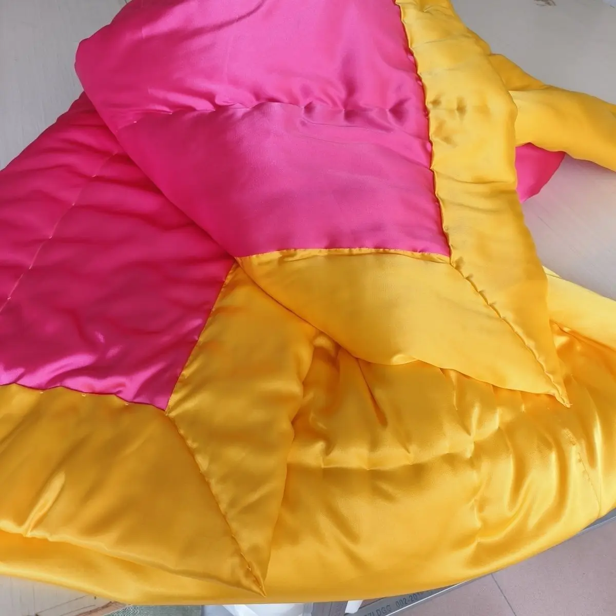 Без хлопкового наполнения, глянцевый атласный шелковый чехол с односторонней молнией, покрывало, домашнее постельное белье
Без хлопкового наполнения, глянцевый атласный шелковый чехол с односторонней молнией, покрывало, домашнее постельное белье