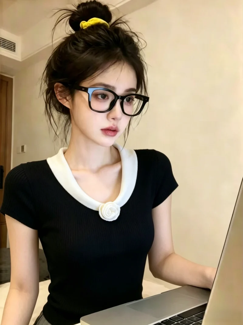 Stylish Knitted Short Sleeve Women's Top Self-Preserved Floral Collision Color Summer New High-End Beautiful Korean Style Silk
Stylish Knitted Short Sleeve Women's Top Self-Preserved Floral Collision Color Summer New High-End Beautiful Korean Style Silk