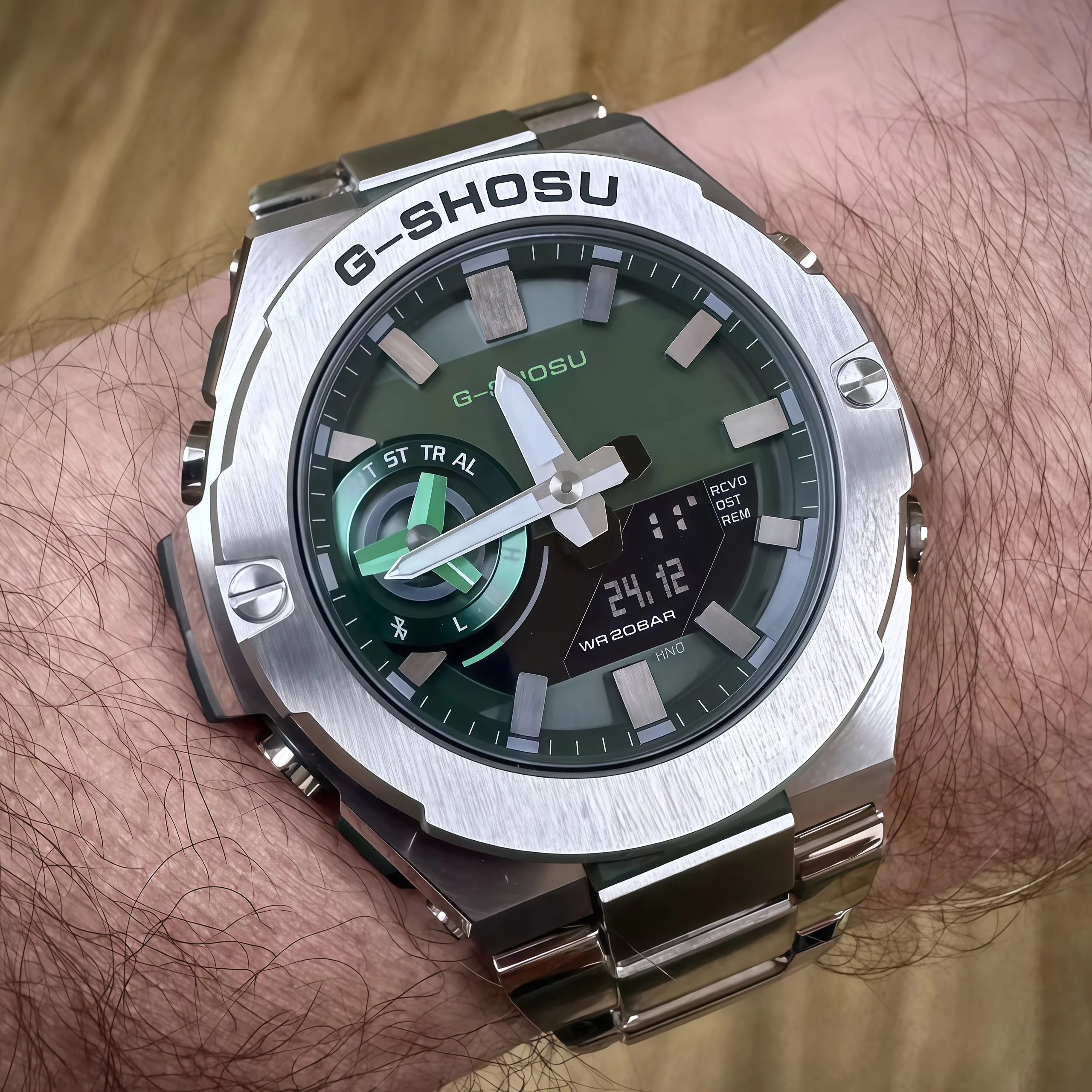Unisex Watch Full-Featured, Stainless Steel Band with Folding Clasp, Dual Display, Large Dial, Oak Series Iced Out Watch
Unisex Watch Full-Featured, Stainless Steel Band with Folding Clasp, Dual Display, Large Dial, Oak Series Iced Out Watch