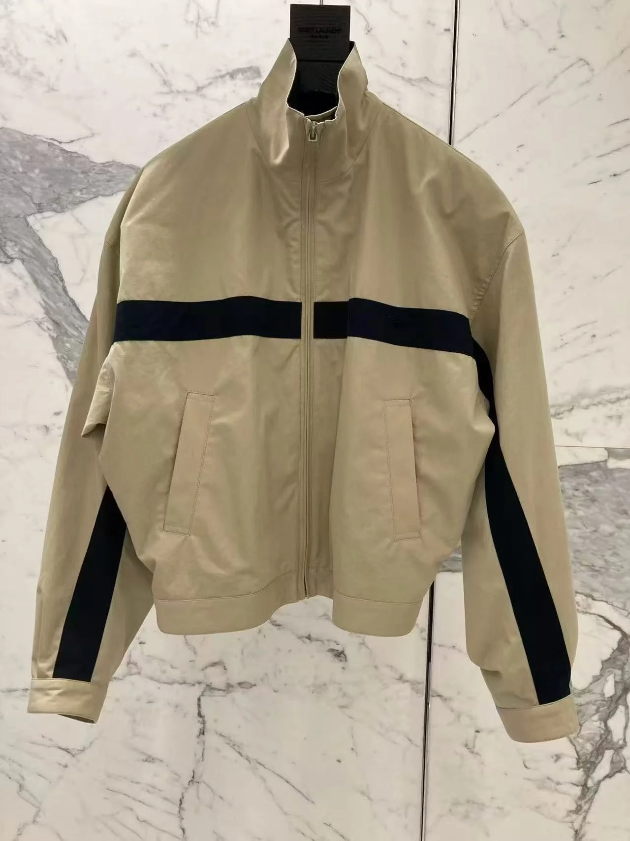 Spring Khaki Casual Jacket Stand-up Contrast Windproof Loose Fit High-Quality Comfortable Versatile Women's Outerwear
Spring Khaki Casual Jacket Stand-up Contrast Windproof Loose Fit High-Quality Comfortable Versatile Women's Outerwear
