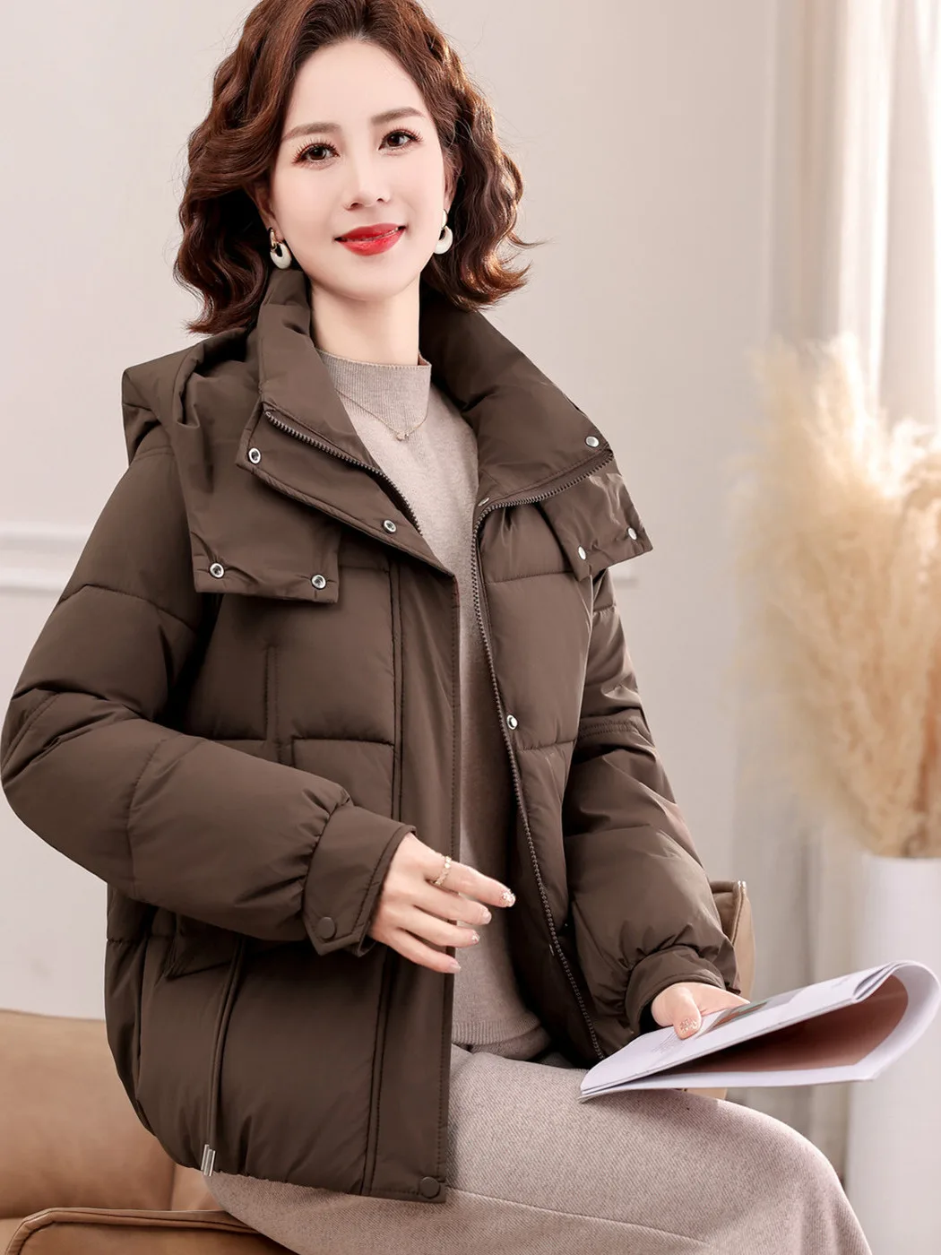 Зимняя утепленная куртка из хлопка и пуха с капюшоном, теплая, свободного кроя, для женщин среднего возраста, в корейском стиле, из полиэстера
Зимняя утепленная куртка из хлопка и пуха с капюшоном, теплая, свободного кроя, для женщин среднего возраста, в корейском стиле, из полиэстера