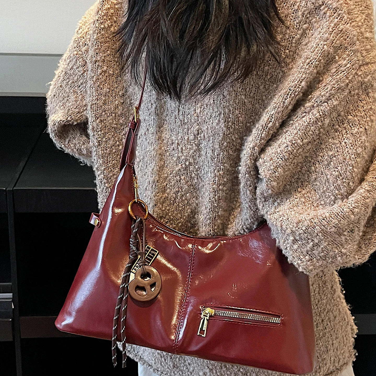 Женская сумка через плечо из искусственной кожи в западном стиле, большая вместительная сумка на плечо, новая модная простая японская корейская повседневная осень-зима
Женская сумка через плечо из искусственной кожи в западном стиле, большая вместительная сумка на плечо, новая модная простая японская корейская повседневная осень-зима