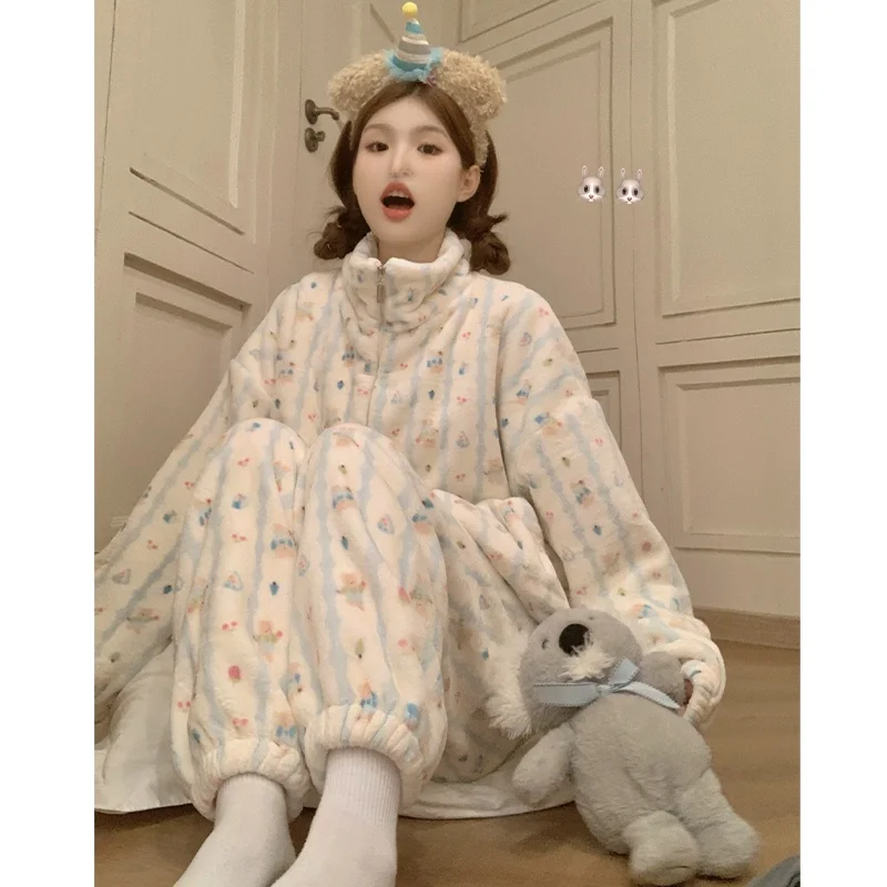 Women's Flannel Pajamas Winter Thickened Coral Fleece Home Clothes Long Sleeve Sweet Style Loose Fit Sleepwear with Zipper
Women's Flannel Pajamas Winter Thickened Coral Fleece Home Clothes Long Sleeve Sweet Style Loose Fit Sleepwear with Zipper