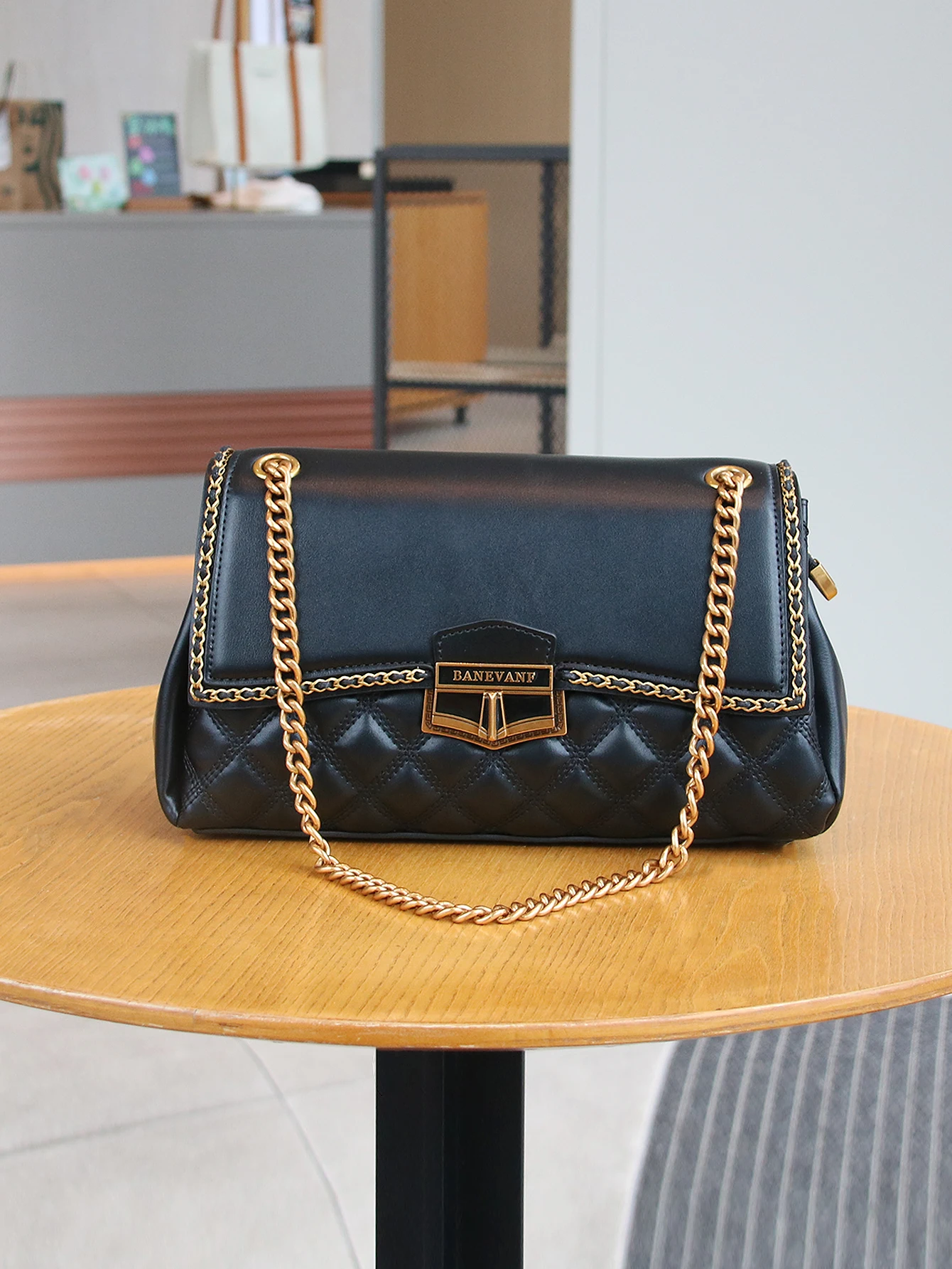Fashion and luxury ladies elegant shoulder bag summer new temperament and high sense underarm bag heavy industry lock design cha
Fashion and luxury ladies elegant shoulder bag summer new temperament and high sense underarm bag heavy industry lock design cha