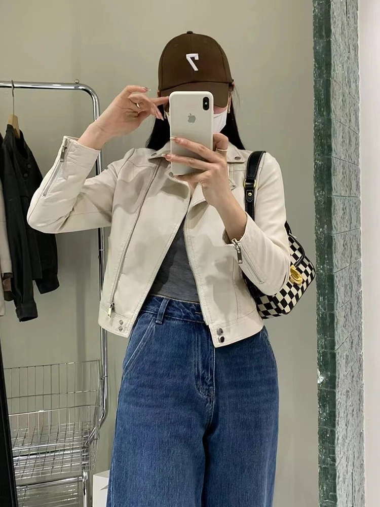 Classic Style Beige Leather Coat Short 2025 Spring Autumn New Zipper PU Long Sleeve Faux Leather Lapel Outwear Jacket Fashion
Classic Style Beige Leather Coat Short 2025 Spring Autumn New Zipper PU Long Sleeve Faux Leather Lapel Outwear Jacket Fashion