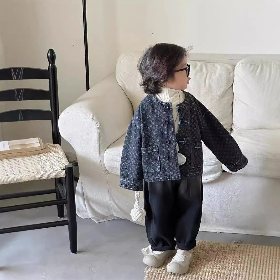 Baby Boys Shirts Latter All Over Print Embossed Fashion 2024 Autumn New Korean Style Kids Jeans Coats
Baby Boys Shirts Latter All Over Print Embossed Fashion 2024 Autumn New Korean Style Kids Jeans Coats