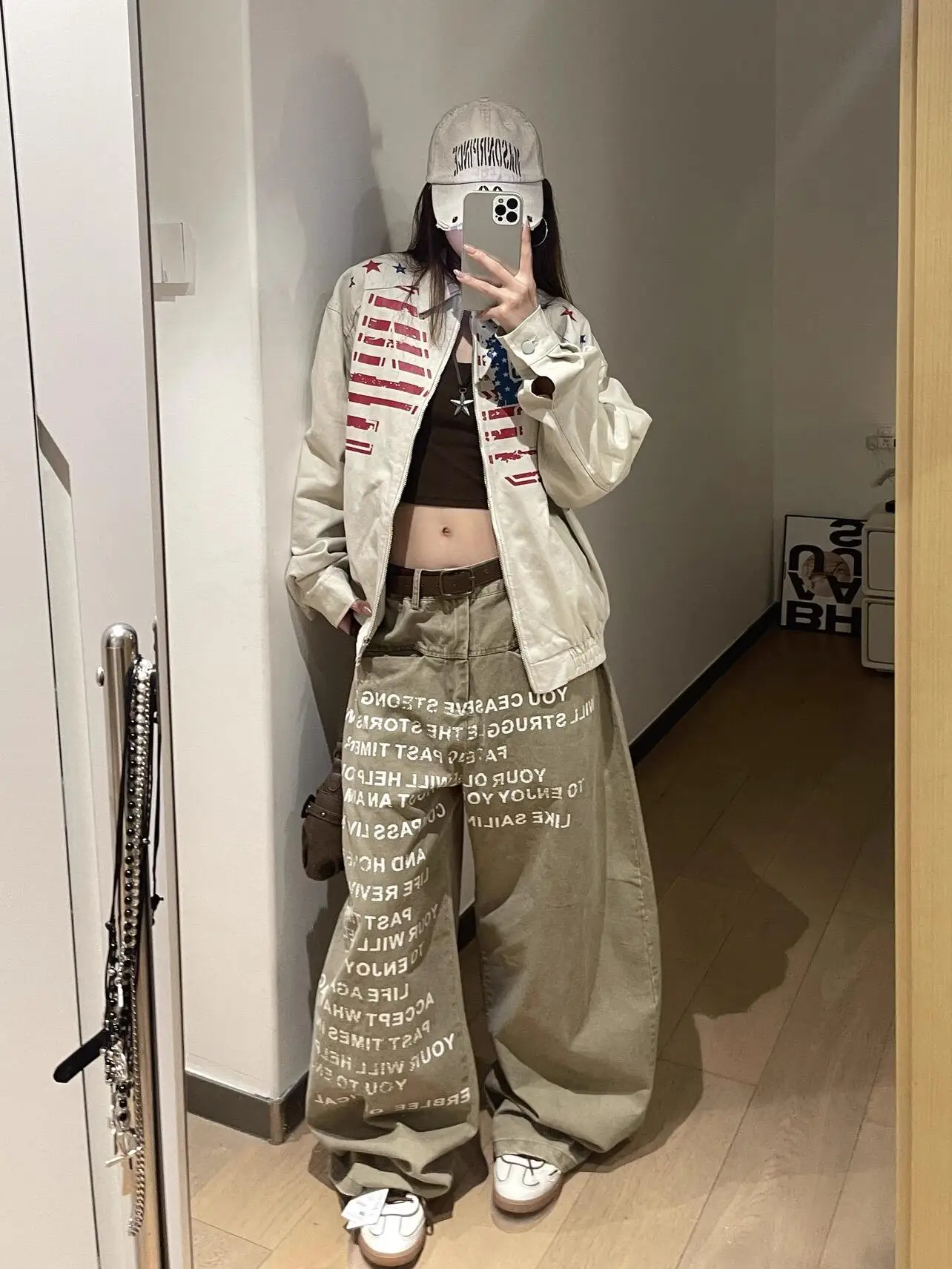 Джинсы цвета хаки с ножом для мужчин и женщин, американский уличный дизайн, прямые брюки с широкими штанинами длиной до пола, рабочая одежда
Джинсы цвета хаки с ножом для мужчин и женщин, американский уличный дизайн, прямые брюки с широкими штанинами длиной до пола, рабочая одежда