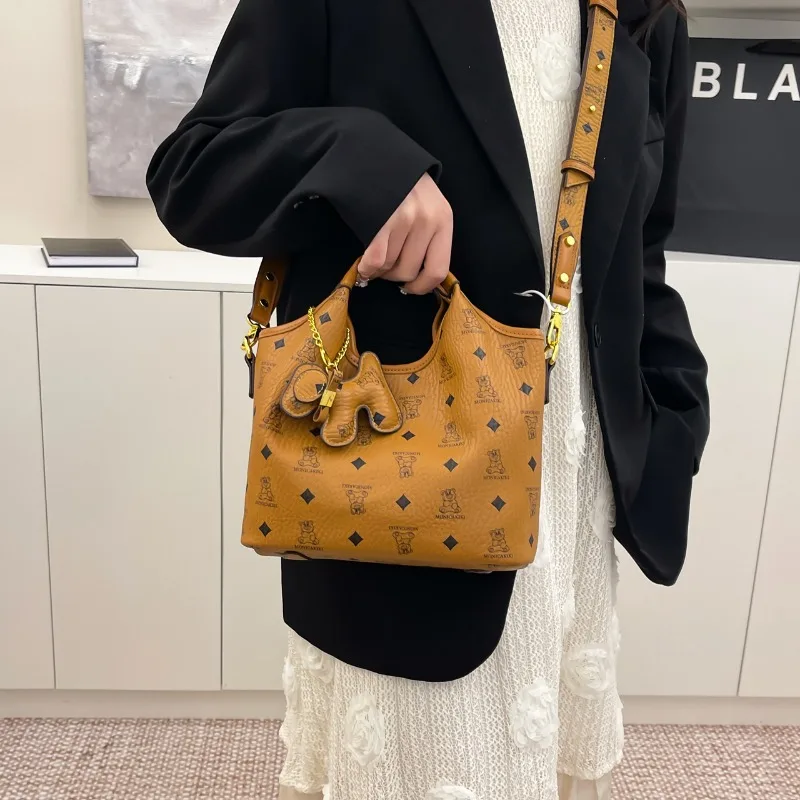 Elegant Women's Shoulder Bag Luxury Leather Crossbody Handbag Designer Tote Purse Classic Ladies Style
Elegant Women's Shoulder Bag Luxury Leather Crossbody Handbag Designer Tote Purse Classic Ladies Style