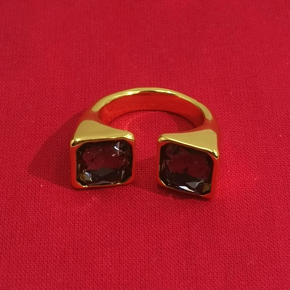 2025 New European Fashion UNOde50 Exquisite Grey Gemstone Ring - Affordable High end Luxury Jewelry!
2025 New European Fashion UNOde50 Exquisite Grey Gemstone Ring - Affordable High end Luxury Jewelry!