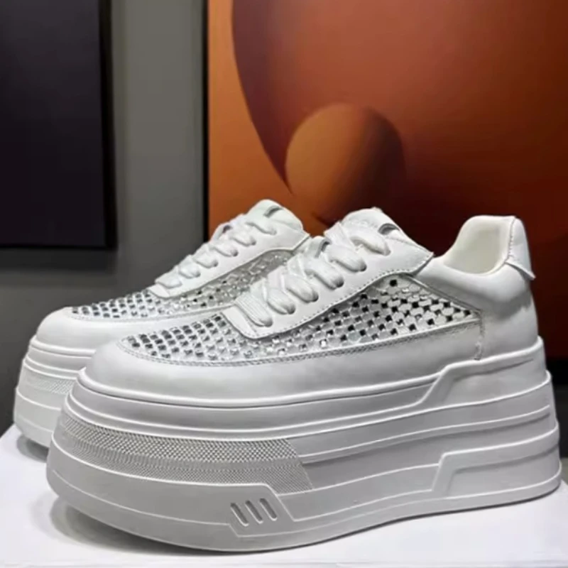 Летние тонкие сетчатые белые туфли со стразами для женщин, из натуральной кожи, дышащие, спортивные, повседневные, увеличивающие рост
Летние тонкие сетчатые белые туфли со стразами для женщин, из натуральной кожи, дышащие, спортивные, повседневные, увеличивающие рост