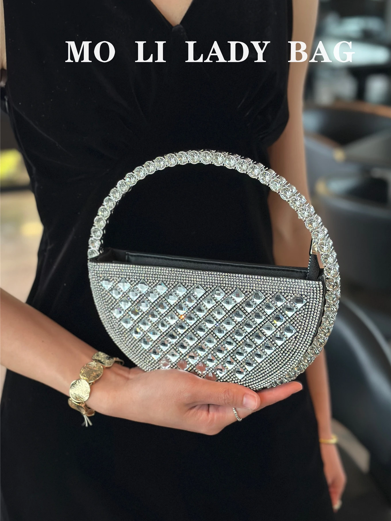Elegant Metal Rhinestone Half-Moon Clutch Bag for Evening Gowns And Women's Handbag with Zipper Closure No Brand
Elegant Metal Rhinestone Half-Moon Clutch Bag for Evening Gowns And Women's Handbag with Zipper Closure No Brand