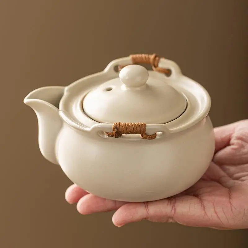 Portable Ceramic Tea Set Yellow Yu Yao Travel Tea Pot Two Cups Outdoor Handheld Pot Single Person Drinking Quick Guest Cup
Portable Ceramic Tea Set Yellow Yu Yao Travel Tea Pot Two Cups Outdoor Handheld Pot Single Person Drinking Quick Guest Cup