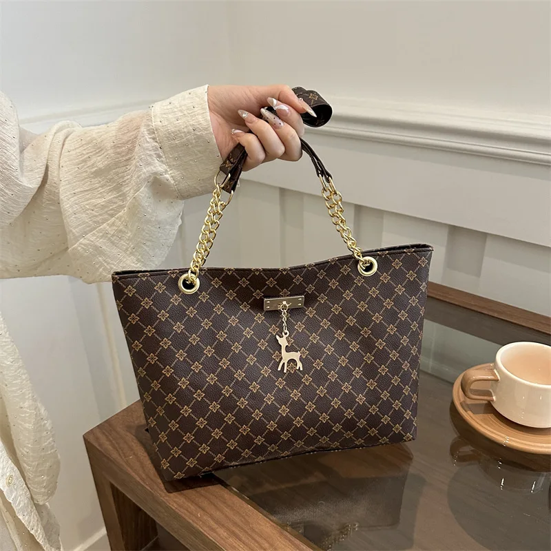 Printed tote bag vintage chain tote shoulder bag large capacity fashion commuter bag
Printed tote bag vintage chain tote shoulder bag large capacity fashion commuter bag