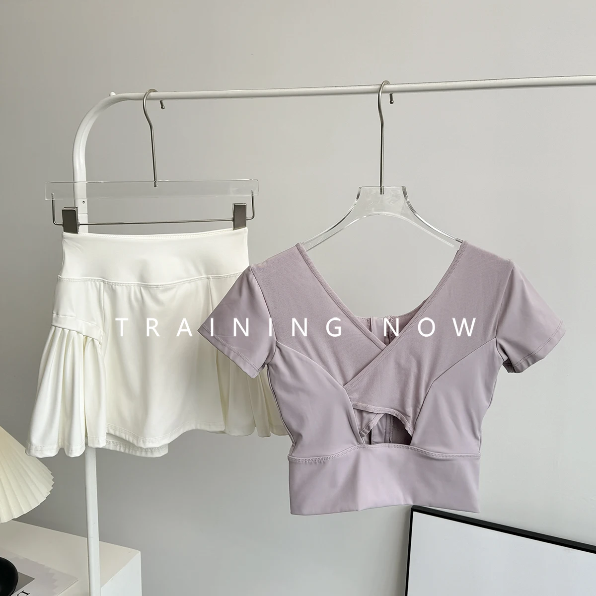 Спортивный костюм для бадминтона для женщин, летний с нагрудными подушечками, модный утягивающий костюм для йоги с короткими рукавами, новинка 2025 года, плиссированный для фитнеса
Спортивный костюм для бадминтона для женщин, летний с нагрудными подушечками, модный утягивающий костюм для йоги с короткими рукавами, новинка 2025 года, плиссированный для фитнеса