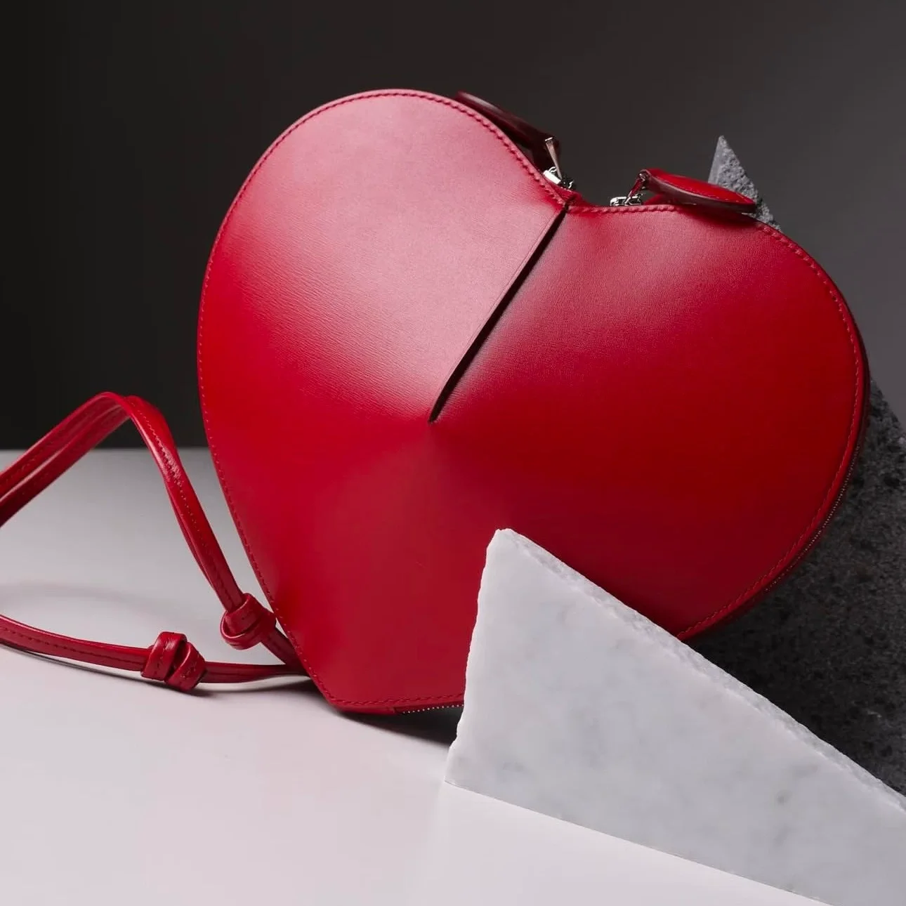 2026 High-End Love Fashionable Peach Heart Box Bag Textured Niche Design Stylish Shoulder Crossbody Bag for Women
2026 High-End Love Fashionable Peach Heart Box Bag Textured Niche Design Stylish Shoulder Crossbody Bag for Women