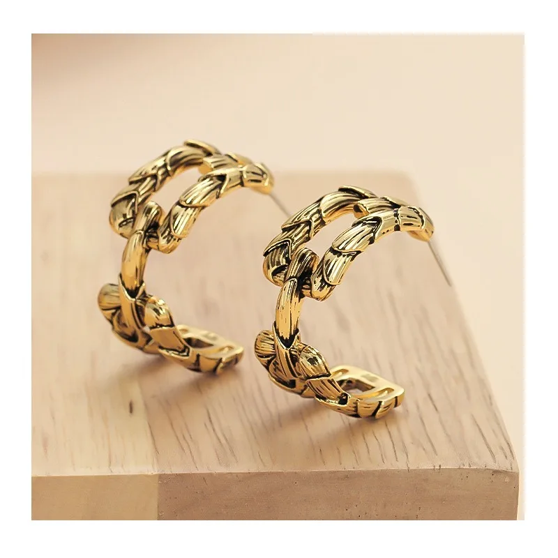 Shape Hollow Black Gold Earrings Old Gold-plated Niche Fashion Texture High-end Earrings Winter Commuter New Products
Shape Hollow Black Gold Earrings Old Gold-plated Niche Fashion Texture High-end Earrings Winter Commuter New Products