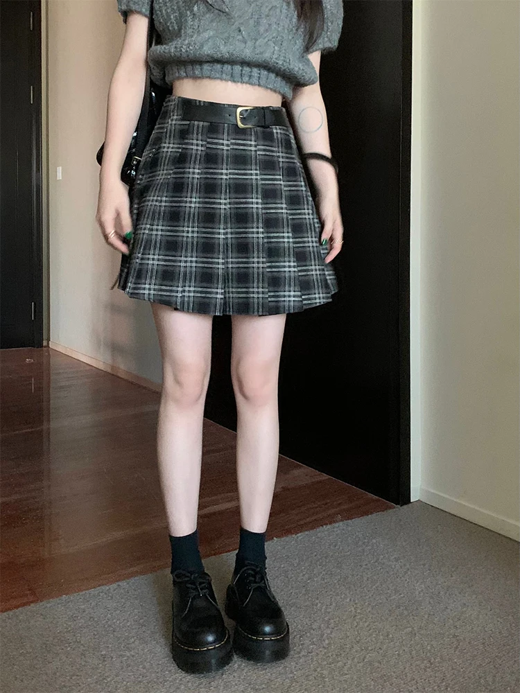Summer Women Japanese Preppy Fashion Vintage Mini A-line Pleated JK Plaid Skirt Gyaru 2000s Aesthetic Y2k Streetwear Fairycore
Summer Women Japanese Preppy Fashion Vintage Mini A-line Pleated JK Plaid Skirt Gyaru 2000s Aesthetic Y2k Streetwear Fairycore