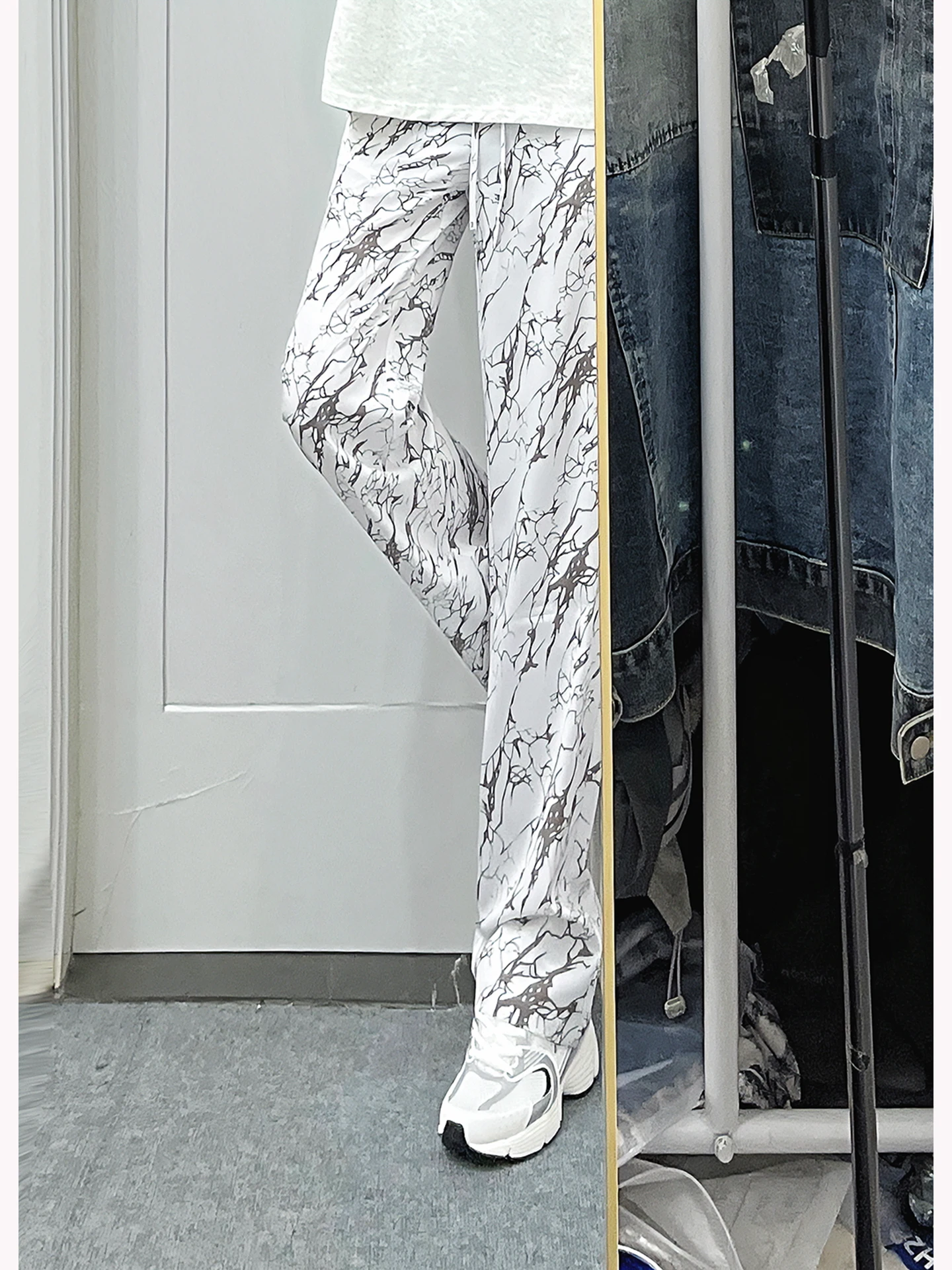 Мужские летние тонкие прямые брюки из ледяного шелка в американском стиле, свободные длинные брюки с геометрическим узором, повседневные брюки
Мужские летние тонкие прямые брюки из ледяного шелка в американском стиле, свободные длинные брюки с геометрическим узором, повседневные брюки