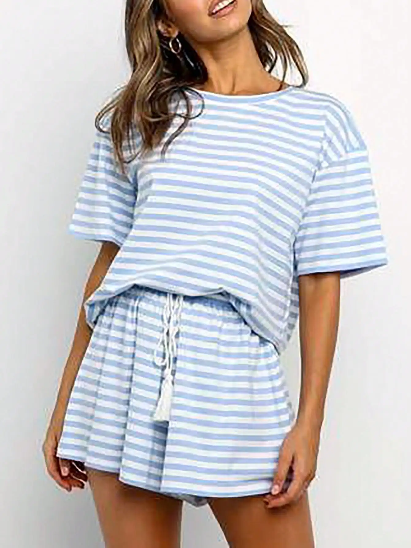 Комплект из 2 предметов: полосатая футболка свободного кроя и шорты на шнурке для повседневной носки
Комплект из 2 предметов: полосатая футболка свободного кроя и шорты на шнурке для повседневной носки