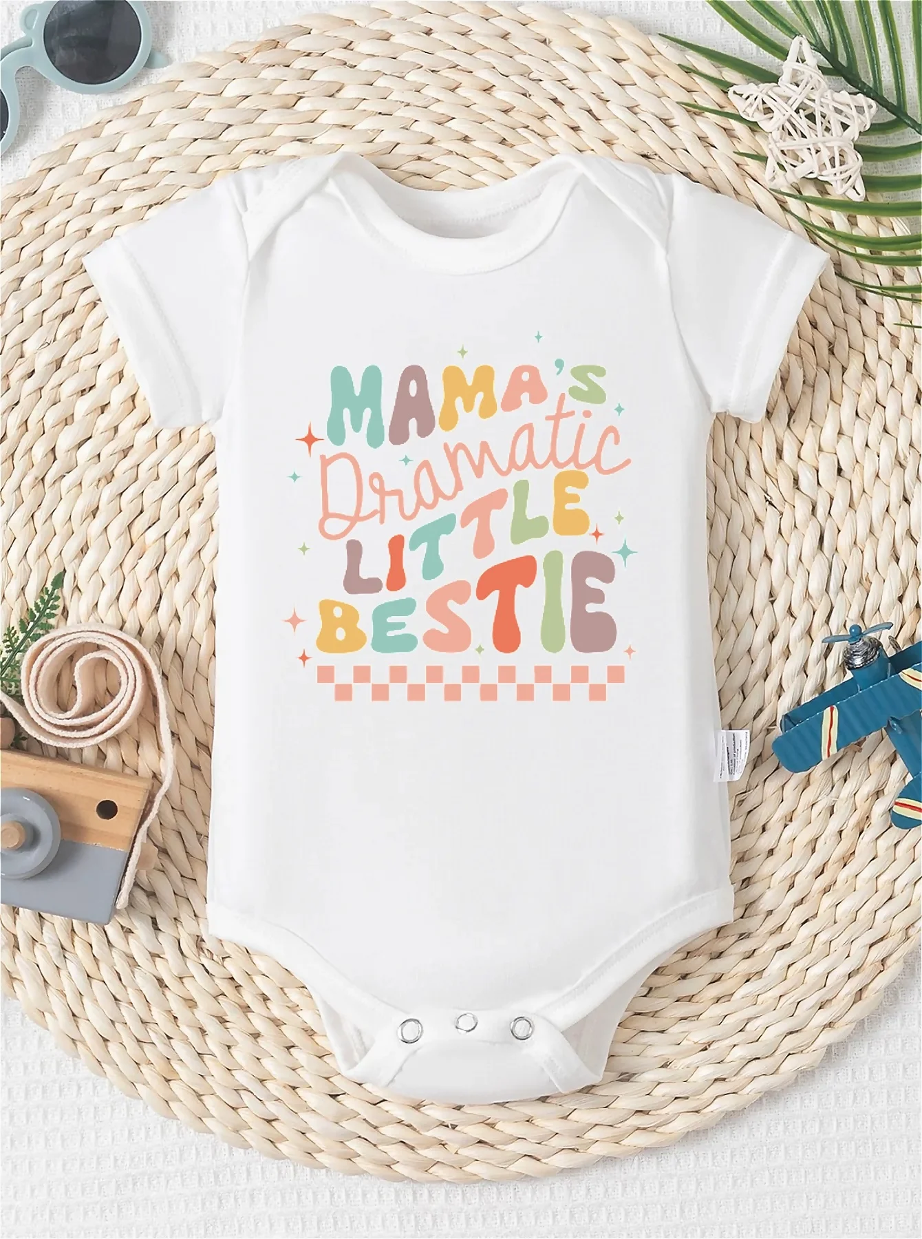 Baby's "Mama's Dramatic Little Bestie" Letter Print Triangle Bodysuit, Casual Short Sleeve Outdoor Onesie
Baby's "Mama's Dramatic Little Bestie" Letter Print Triangle Bodysuit, Casual Short Sleeve Outdoor Onesie
