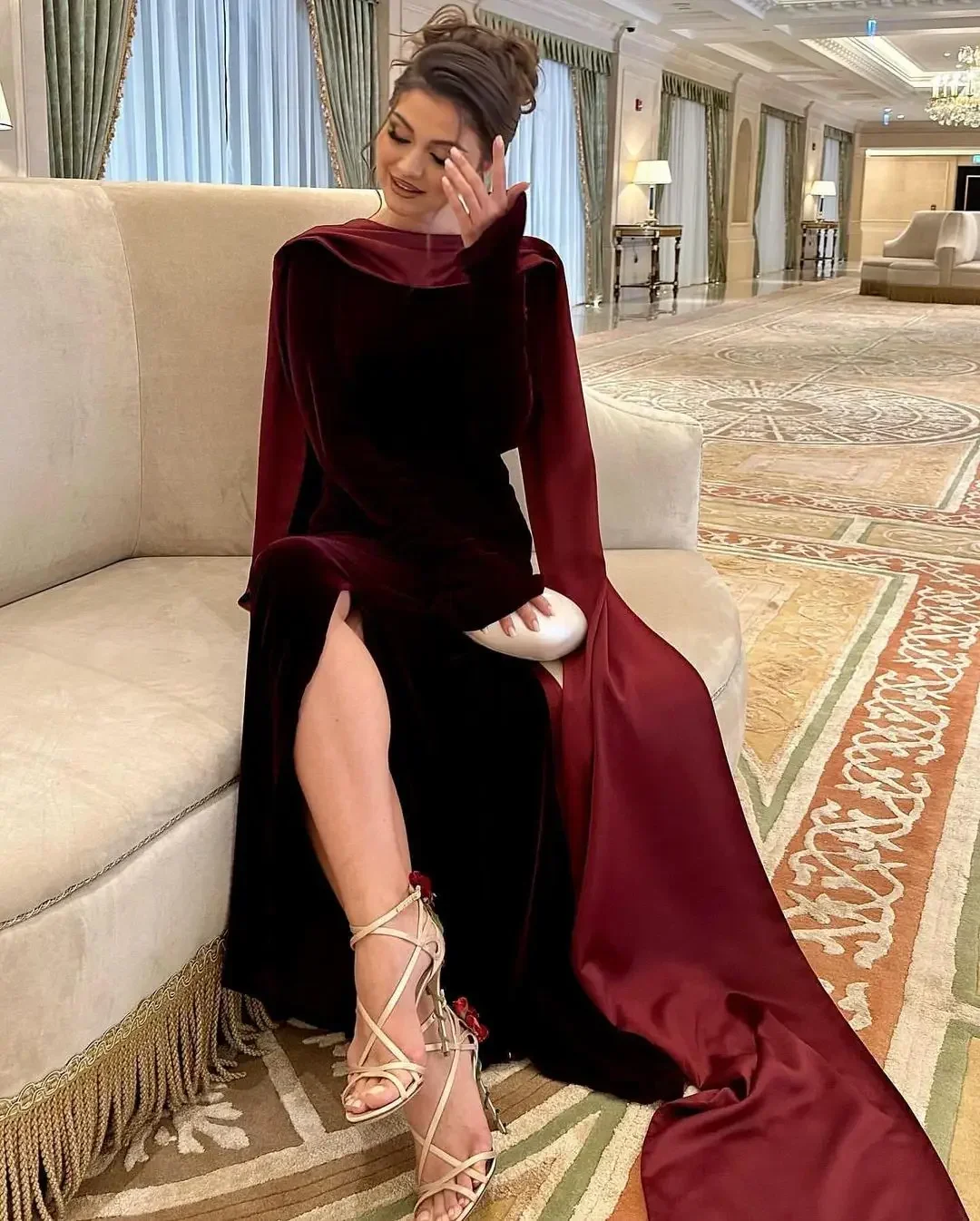 Arabia Luxury Burgundy Velvet Evening Dresses High-Neck Cape Prom Dresses With High Slit Party Dresses
Arabia Luxury Burgundy Velvet Evening Dresses High-Neck Cape Prom Dresses With High Slit Party Dresses