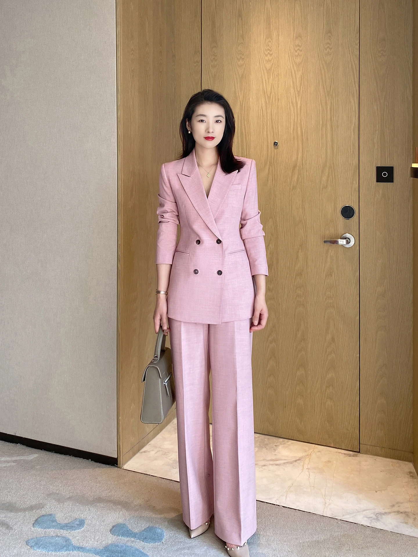 Весенний костюм 2026: Розовый тюльпан, утягивающий талию, профессиональный комплект с широкими брюками для женщин, модный, для выступлений, готовый к выходу в свет
Весенний костюм 2026: Розовый тюльпан, утягивающий талию, профессиональный комплект с широкими брюками для женщин, модный, для выступлений, готовый к выходу в свет