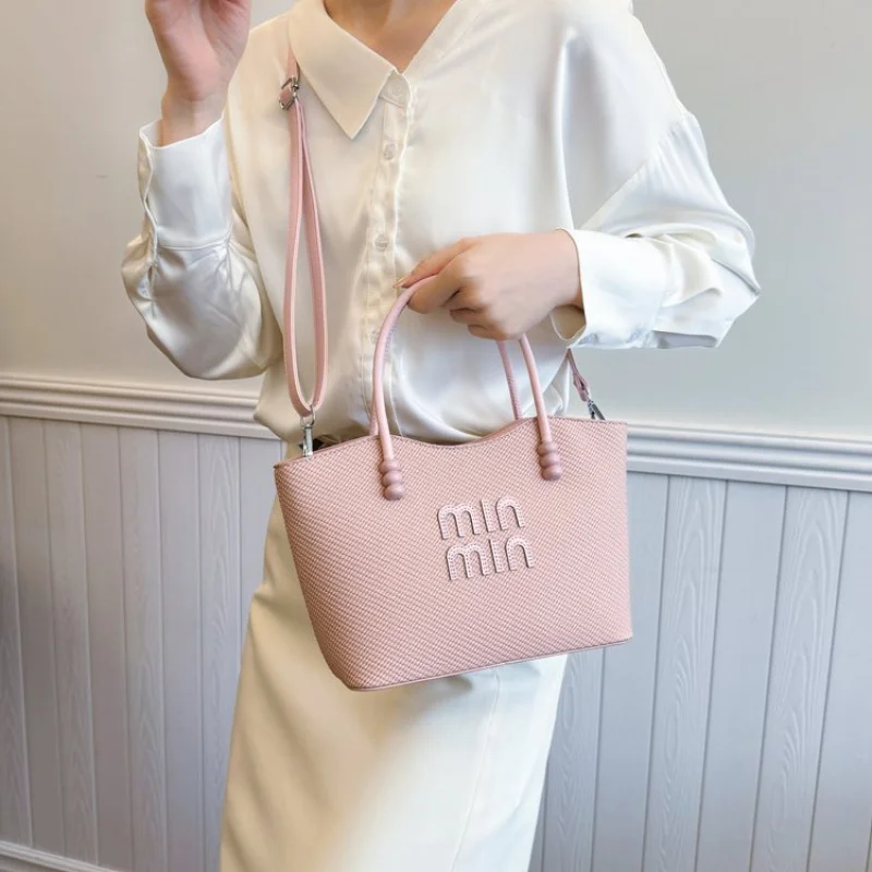 Fashionable Commuter Bag For Ladies With Laptop Compartment For Work And School Travel Needs
Fashionable Commuter Bag For Ladies With Laptop Compartment For Work And School Travel Needs