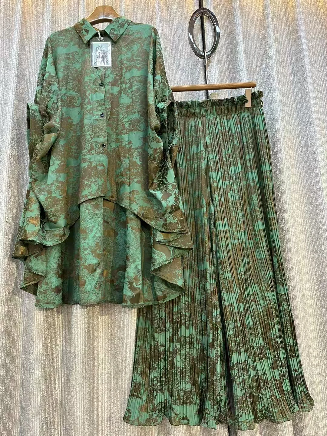 Jarlrysberg Luxury Print Single-breasted Long Sleeved Shirt+Elastic Waist Wide Leg Pants Spring Summer New Two-piece Women Suit
Jarlrysberg Luxury Print Single-breasted Long Sleeved Shirt+Elastic Waist Wide Leg Pants Spring Summer New Two-piece Women Suit