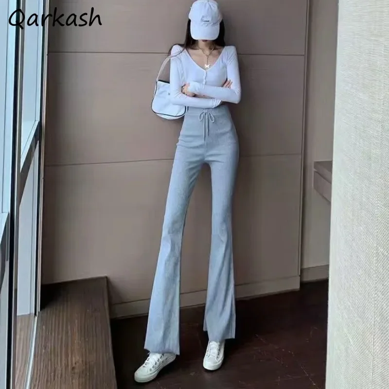 Брюки-клеш для женщин, однотонные корейские модные спортивные штаны с высокой талией, универсальная уличная одежда, шикарные женские весенне-осенние Y2k
Брюки-клеш для женщин, однотонные корейские модные спортивные штаны с высокой талией, универсальная уличная одежда, шикарные женские весенне-осенние Y2k