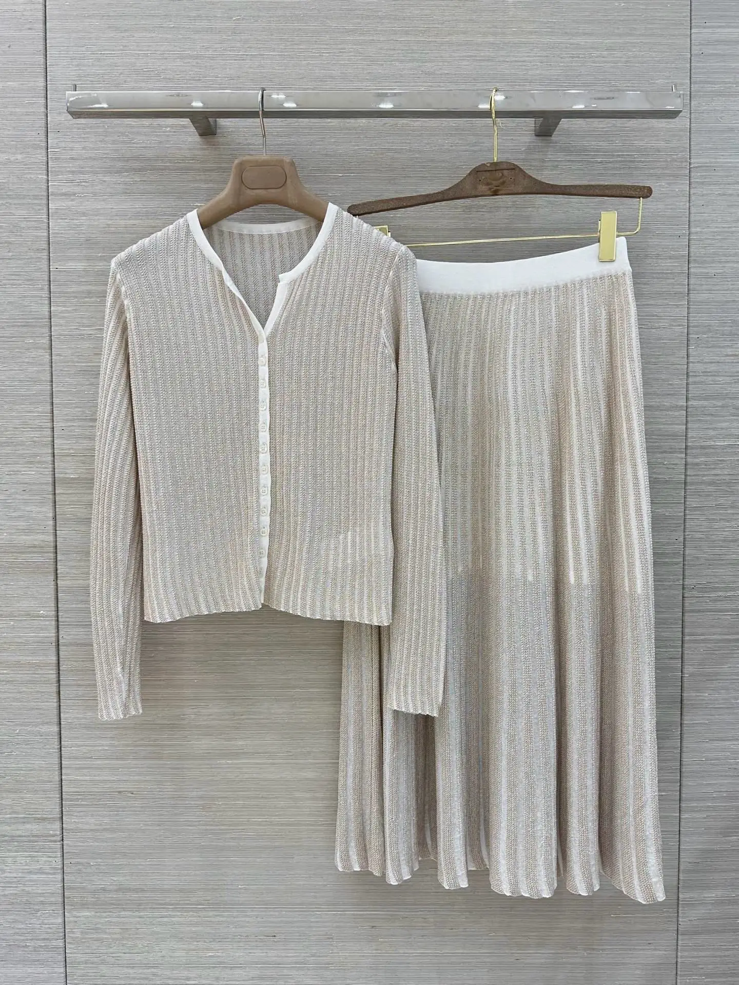 2026 Women's Striped Knitted Set Color Contrast Elastic Waist Long Skirt + O-Neck Single Breasted Long Sleeve Cardigan Suit
2026 Women's Striped Knitted Set Color Contrast Elastic Waist Long Skirt + O-Neck Single Breasted Long Sleeve Cardigan Suit