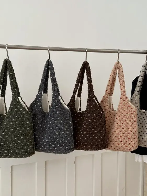 Новая осенне-зимняя женская сумка-тоут, сумка через плечо, повседневная простая сумка из меха ягненка с сердечным узором
Новая осенне-зимняя женская сумка-тоут, сумка через плечо, повседневная простая сумка из меха ягненка с сердечным узором