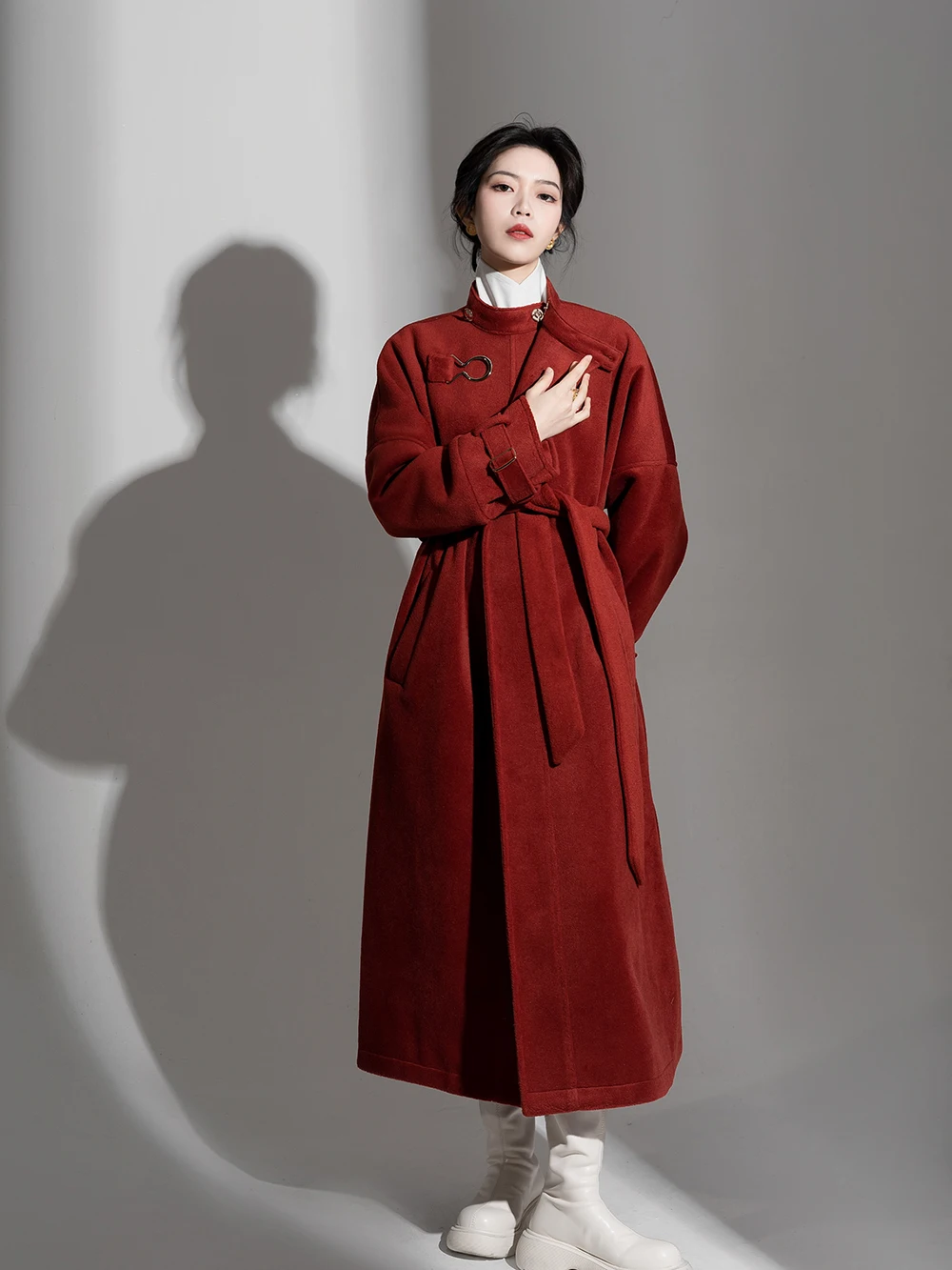 Красное шерстяное пальто в китайском стиле с круглым вырезом, улучшенная версия, женская модная традиционная одежда, дизайн с круглым вырезом
Красное шерстяное пальто в китайском стиле с круглым вырезом, улучшенная версия, женская модная традиционная одежда, дизайн с круглым вырезом