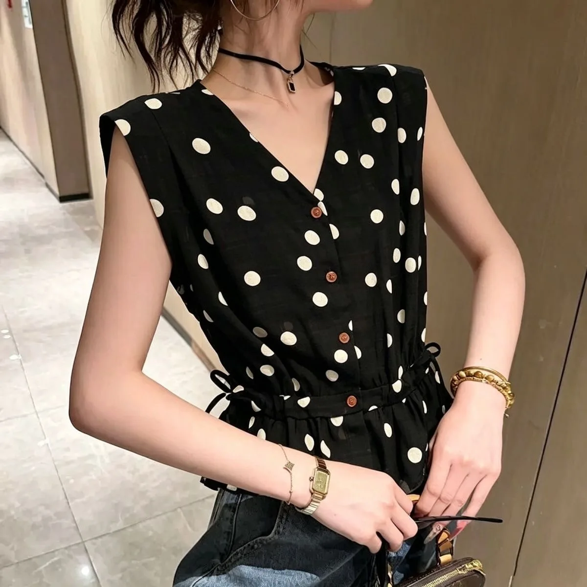 Summer Thin V-Neck Printed Shirt Women's Sleeveless Chiffon Top Breathable Comfortable Commute Style Polyester Fabric
Summer Thin V-Neck Printed Shirt Women's Sleeveless Chiffon Top Breathable Comfortable Commute Style Polyester Fabric