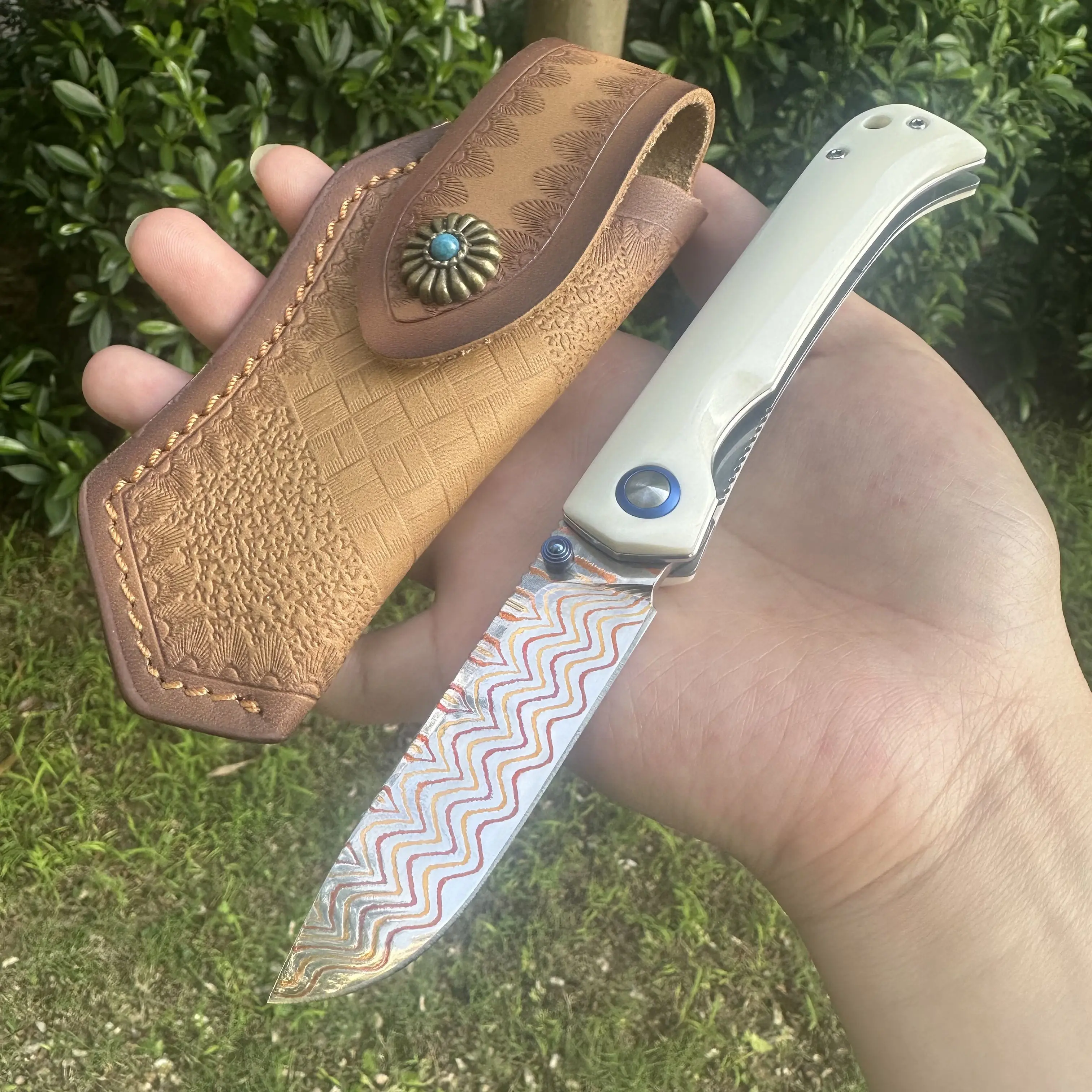 Topwell Master Handmade Folding Knife Perfect Quality 167Layers Copper Damascus Steel Blade Beef Bone Handle Leather Sheath
Topwell Master Handmade Folding Knife Perfect Quality 167Layers Copper Damascus Steel Blade Beef Bone Handle Leather Sheath