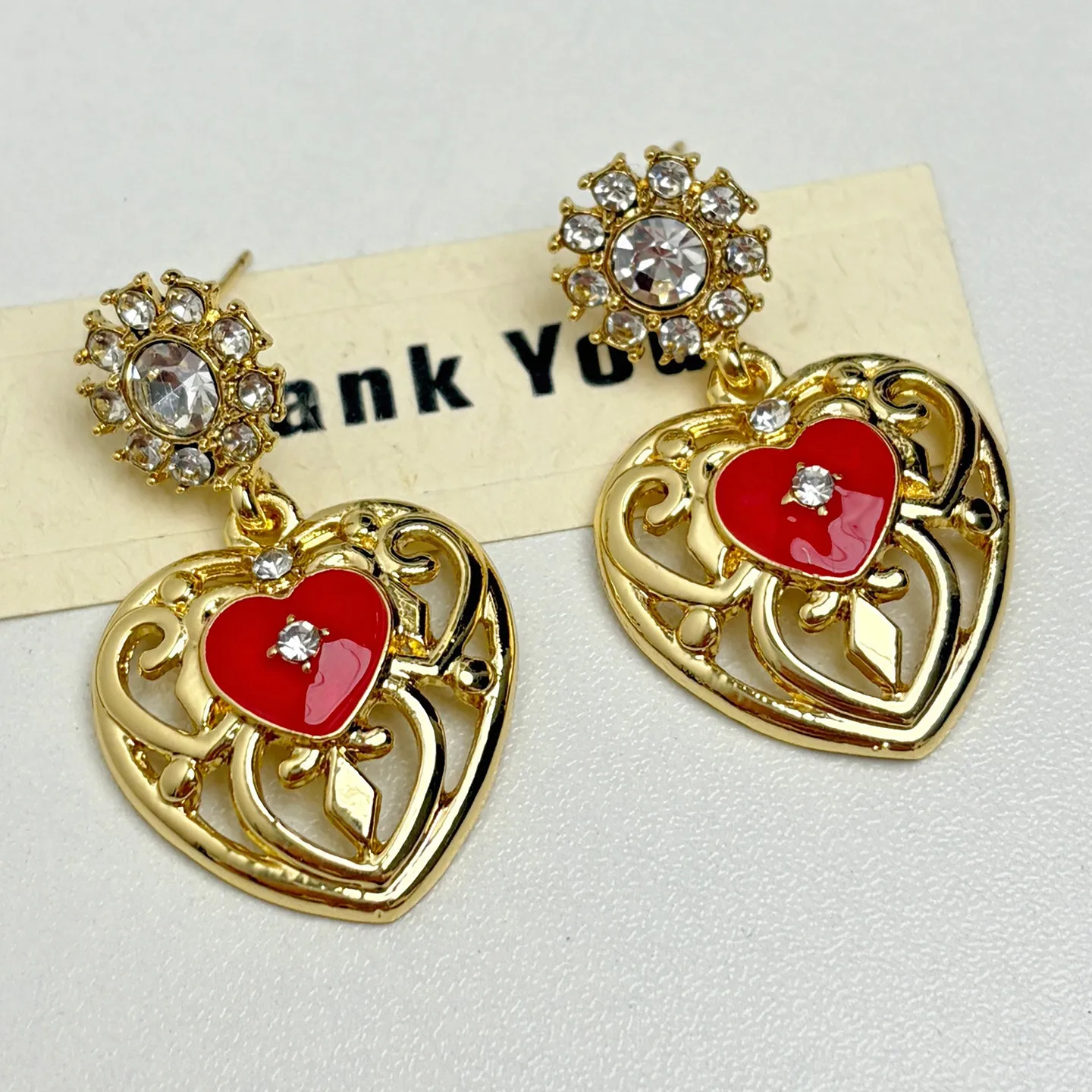 Vintage gold hollow love pendant earrings women's light luxury luxury exaggerated peach heart earrings jewelry gifts
Vintage gold hollow love pendant earrings women's light luxury luxury exaggerated peach heart earrings jewelry gifts