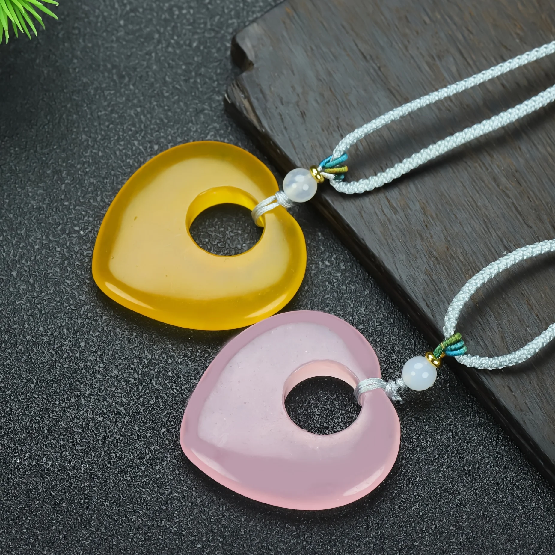 Collar de colgante corazón hueco ágata natural moda, joyería corazón rosa y amarillo, regalo del Día San Valentín.
Collar de colgante corazón hueco ágata natural moda, joyería corazón rosa y amarillo, regalo del Día San Valentín.