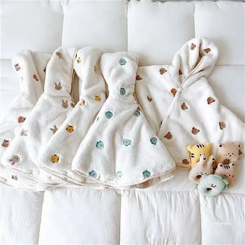 2023 Winter Baby Hooded Cloak Baby Girl Coat Infant Outfit Windproof Coral Velvet Blankets for Newborn Embroidered Baby Clothes