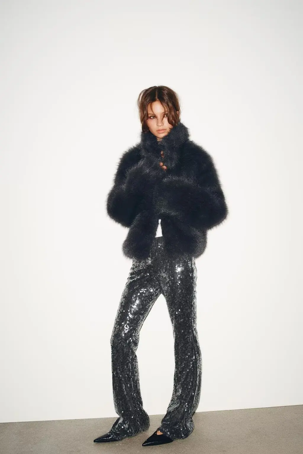 Осенняя новинка: Женское укороченное пальто с длинными рукавами, воротником-стойкой, эффектом искусственного меха, блестящее, приталенное
Осенняя новинка: Женское укороченное пальто с длинными рукавами, воротником-стойкой, эффектом искусственного меха, блестящее, приталенное