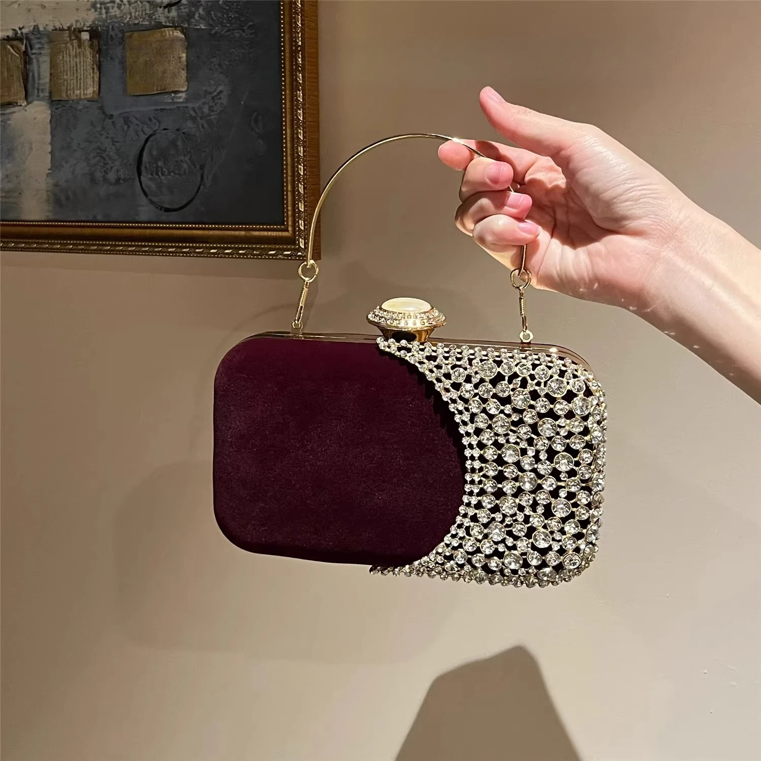 Элитная дизайнерская женская вечерняя сумка-клатч из замши с бриллиантами, винтажная, в форме коробки, с цепочкой на плечо, для особых случаев
Элитная дизайнерская женская вечерняя сумка-клатч из замши с бриллиантами, винтажная, в форме коробки, с цепочкой на плечо, для особых случаев