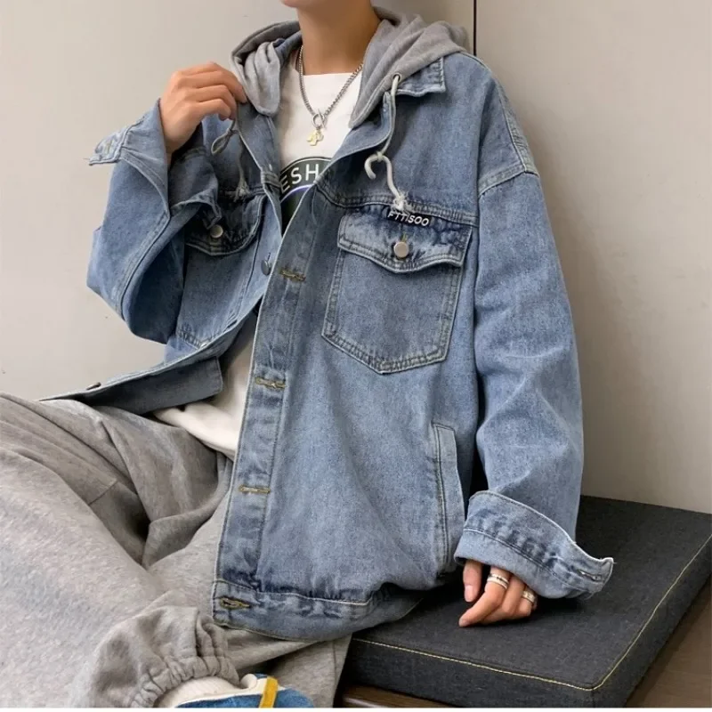 Новинка 2025, осенняя уличная одежда, универсальное универсальное повседневное джинсовое пальто с лацканами, модная корейская искусственная куртка из двух предметов, мужская свободная куртка
Новинка 2025, осенняя уличная одежда, универсальное универсальное повседневное джинсовое пальто с лацканами, модная корейская искусственная куртка из двух предметов, мужская свободная куртка