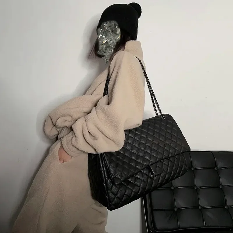 Womens Maxi Airport Quilted XXL Bag Single Flap Silver Metal Hardware Matelasse Chain Shoulder Messenger Handbag Designer Sacoche Luggage 42X28X14CM
Womens Maxi Airport Quilted XXL Bag Single Flap Silver Metal Hardware Matelasse Chain Shoulder Messenger Handbag Designer Sacoche Luggage 42X28X14CM