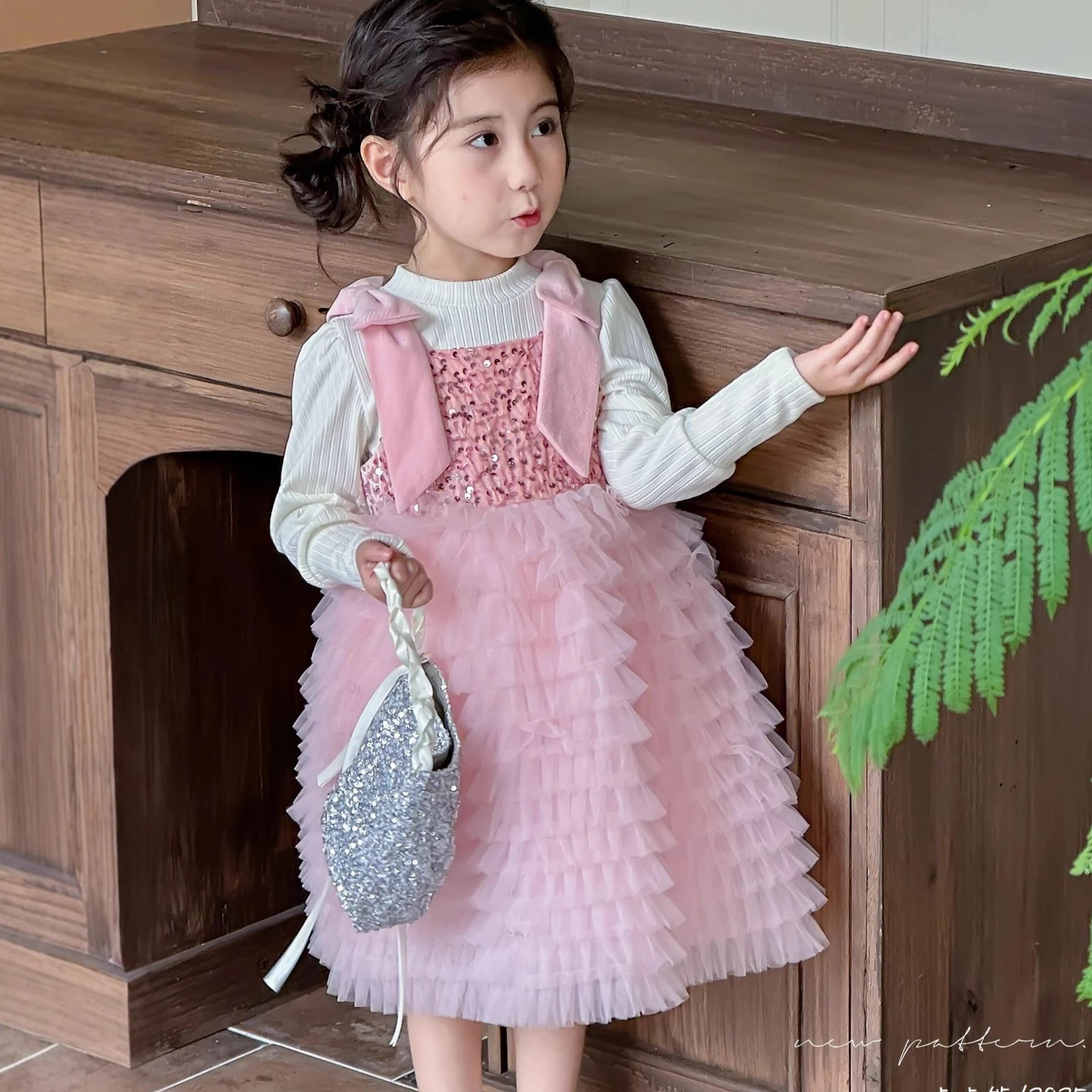 Юбка для девочек, осень-зима 2022, новая детская одежда, корейский стиль, плиссированная розовая юбка-тортик для девочек с бусинами, повседневная
Юбка для девочек, осень-зима 2022, новая детская одежда, корейский стиль, плиссированная розовая юбка-тортик для девочек с бусинами, повседневная