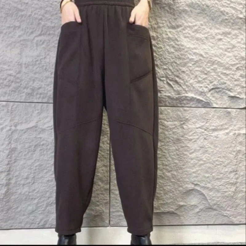 Зимние модные свободные утягивающие универсальные повседневные утолщенные длинные брюки из флиса, однотонные эластичные элитные мешковатые брюки-шаровары для женщин
Зимние модные свободные утягивающие универсальные повседневные утолщенные длинные брюки из флиса, однотонные эластичные элитные мешковатые брюки-шаровары для женщин