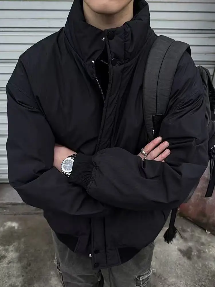 Ретро-куртка в американском стиле из черного хлопка для мужчин: зимняя модная свободная куртка-бомбер, универсальная хлопковая верхняя одежда
Ретро-куртка в американском стиле из черного хлопка для мужчин: зимняя модная свободная куртка-бомбер, универсальная хлопковая верхняя одежда
