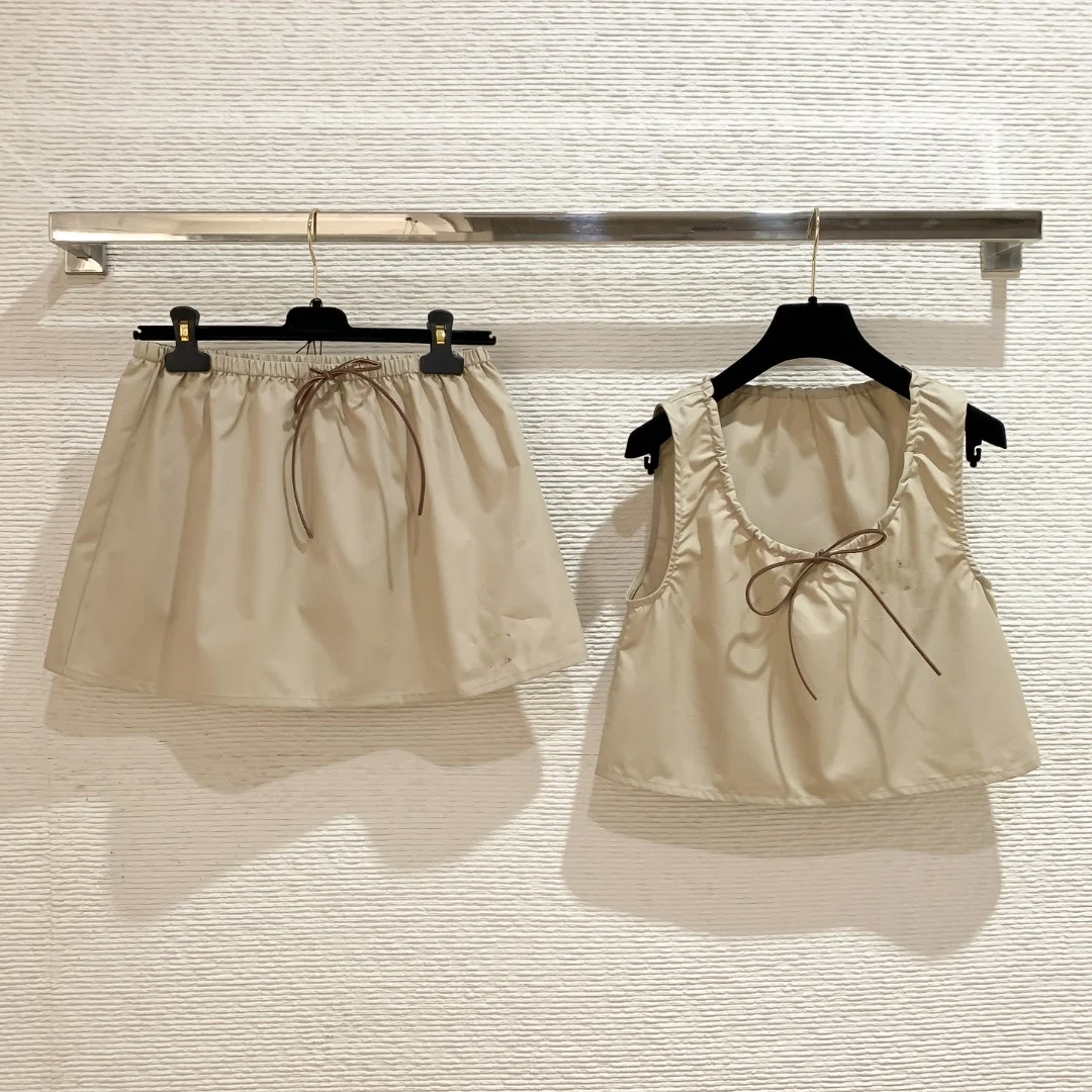 26 Spring Collection Drawstring Top + Skirt Set Drawstring design, classic accessories create a fashionable look
26 Spring Collection Drawstring Top + Skirt Set Drawstring design, classic accessories create a fashionable look