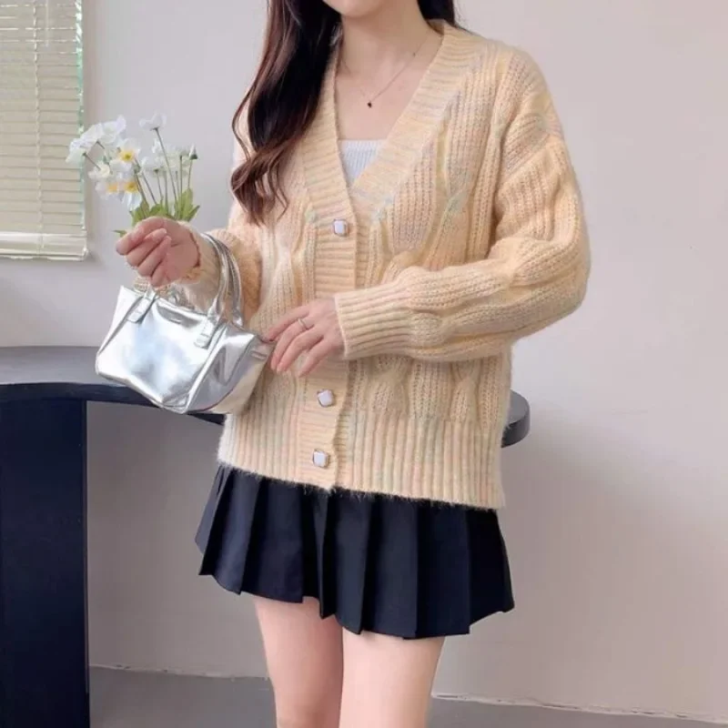 Knitted cardigan women's spring and autumn new style long sleeved loose patterned fashionable sweater jacket looks slim
Knitted cardigan women's spring and autumn new style long sleeved loose patterned fashionable sweater jacket looks slim